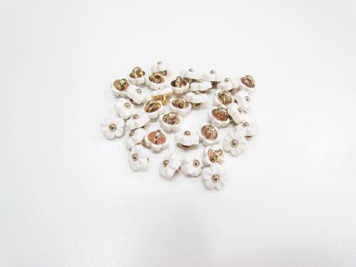 Great value 11mm Button- FB658 White Daisy available to order online Australia